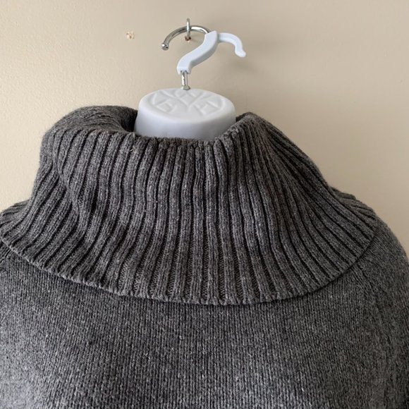 GAP grey turtleneck size M (brooch NOT SOLD) - Picture 3 of 9